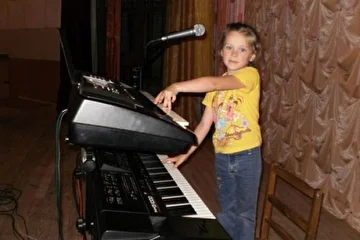 Моя доця за клавишами после очередного концерта с В. Павликом )))