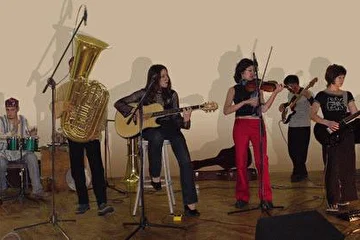 Арт-коллектив "PARADOX":
Юрий - табла;
Арман - туба;
Наталья - гитара;
Лара - скрипка;
Мурат - бас-гитара;
Марина - гитара.