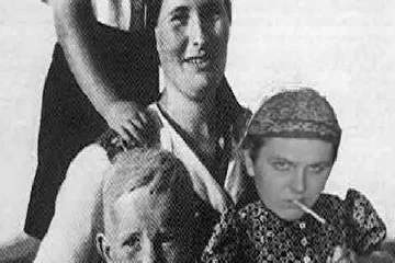 Не плохо получилось, если не учитывать тот факт, что после фотографирования на этот плакат, группа неделю провела в больнице. Дело в том, что достигнуть комплекции ребенка - СМ.ФОТО - очень сложно. Поэтому сделали несложную операцию - пересадили головы Коричневого Дена и Эна немецким детям-добровольцам, а десткие немецкие головы, наоборот, тушкам музыкантов. После съемок, обнаружилось, что тушки с детскими добровольными немецкими головами - канули. Их нашли через пять дней в Южной Америке, куда оные тушки-дети отправились на карнавал, а также в прочие тяжкие, телесные и сексуальные приключения. Больше всех пострадала тушка Дена Коричневого, ее пришлось выдерживать целиком в марганцовке аж два дня. Теперь Ден, внизу, совсем не коричневый, а розовый. Эну повезло. У него только коленья не сгибаются, ибо прострелены коленные чашечки и откушена на 1\3 правая ягодица, кроме того на ляжке странная тату - сердце , в нем имя какого-то Хуана. В остальном, самочувствие музыкантов в полном порядке.
