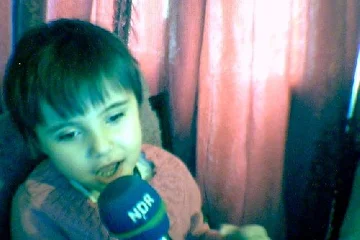 Полинка поет в караоке