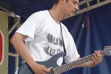 Денис Орех Орехов. Гитарный монстр. Номинируется на секс-символ группы. в составе с весны 2006.