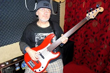 Vasyl Fesenko Woodstock fretless special model bass.  
Guitar House Kyiv. 

Maple - neck, 
rosewood - fingerboard, 
ash - body. 
DiMarzio passive pick-ups, 
D'Addario flat wound 5 strings USA