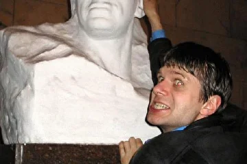 Посмотрев на все это недобренько, дух ХУАНОпетов, тут решил, что зло его, победила ента парочка и теперь не звергнут небеса силу черну на камень, и не возродят поэтичну силу В.В. Маяковского. Тогда достал он чакр полный пакет, да как задует в ухо каменному поэту, шоб тот дышать пневмонично начал.... О, боги! Диавол вселился в статУю - шевелится она  и звук издает кишечно-странный...... 