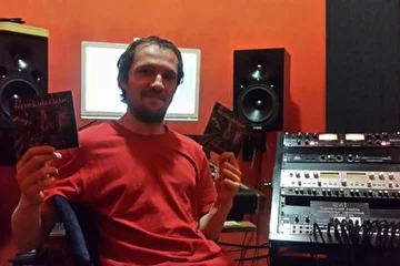 Миша Татаринцев с нашим альбомом "Музыка подвалов". Запись вокальных партий на всех наших альбомах - дело рук этого человека!
