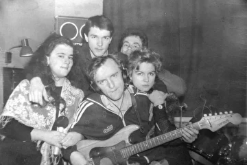 Слева - Оксана Акмалова (Оксана "Чёрная") - клавишные.
Справа - Оксана Шеина (Оксана "Белая") - клавишные.