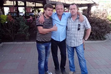 В центре Константин Ляхов - концертный директор гр. Сектор Газа