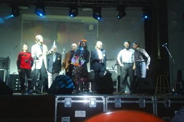 Вручение приза зрительских симпатий на фестивале "Мир странной музыки"-2007.