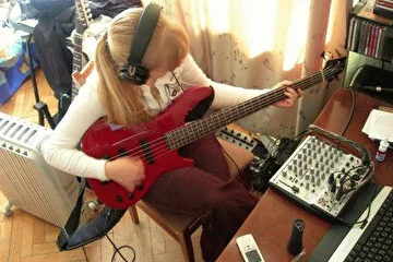 Blonde басит перед компьютером, яркий свет, яркий цвет.