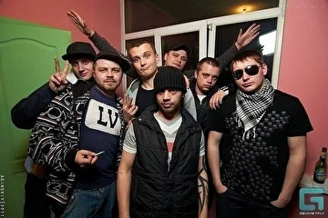 DCD Ploot, Linch Brown (ex. NoN GrAte), MC Goga, Mr. Sanchos 
и банда тагильских рэперов.
Концерт "Восточного округа", Тагил, 2011 г.