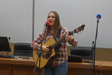 Лиза Евтихова, ныне руководитель Гитарного клуба РЭУ