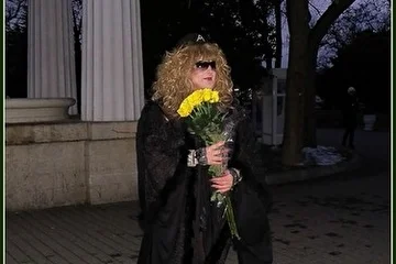 : В этот чудесный день существует душевная традиция дарить людям жёлтые цветы! 

Алла Пугачёва придумала этот праздник для того, чтобы скрасить хмурые будничные 

дни на лицах прохожих и вручала каждому жёлтый цветок - символ солнца и свободы! 

Дарить солнце - значит дарить веру в будущее. Каждый цветок - это лучик надежды, 

который теплется в нашей душе. Сегодня Паша вышел на площадь и так же дарил 

цветы всем прохожим. Желал отличного настроения и удивил приятной встречей с любимой всеми Аллой Пугачевой!
