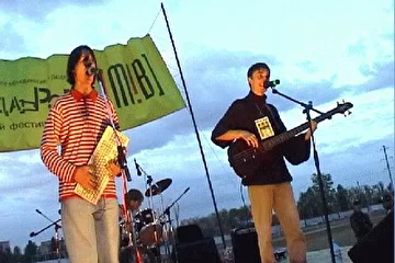 Песня на компьютерную тему "Ламер", гитарист перевоплотился: сменил гитару на клавиатуру.