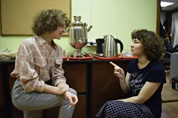 Кстати, Лена — признанный, включённый в антологию Игоря Каримова, бард; автор прогремевших по всему миру "Чарли" и "Дома на мели". Ну и просто наш Ф-овец =)