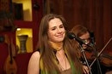 Жигалова Диана(Нарада).вокалистка, автор-исполнитель, окончила СПбГУП, факультет искусств в 2010 году.