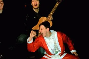 На изображении Юрик Гарнаев с околоакустической шестиструнной дубиной и Иван Зимин с воображаемым микрофоном. Новогодняя ночь в разгаре.