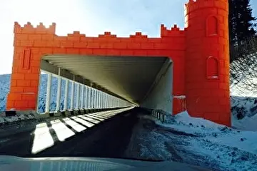 По дороге в Туву ,На горах Саяны, Противолавинная Галлерея
