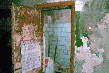 Вход в душ. Символизирует доступность очищения.