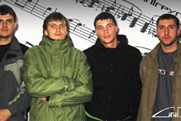 Команда "СИГНАЛ". Полный состав. 
Слева направо: Саша Зайцев (лидер-гитара), Максим Трифонов (бас-гитара), Максим Обжерин (вокал, ритм-гитара), Маслов Андрей (ударные). 2006 год.