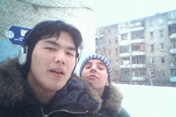 Фотка снята возле колледжа, когда было нечего делать, Эмиль кривлялся и Тема попал в кадр!
