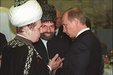 Это было в ноябре прошлого года. Provizors Party приехали (ну кому еще приезжать-то?)  на ежегодный парад-представление исламской моды под названием «Fashion Djihad Best In Show», проходивший на это раз  в Багдаде. Сколько народу понаехало-то, Вы бы видели! Все приехали – и принц Савойский с Сергеем Зверевым, и Наташа Королева с Кинг-Конгом, тьфу, с Тарзаном, Газманов с татарской буркой и ягдашем наперевес для  исполнения казанской народной  песни «Офицеры, о-ф-и-ц-е-р-ы». Под вечер вывели всех на сцену, нас таких разудалых и одутловатых… Я (Ден), значить, одел халат узбекский , скроенный по лекалам кимоно династии Цинь, весь расшитый позолоченной ниткой, с плечиками пластиковыми да с ремешком Дадарьевским……сверху модна чалма из пододеяльника. А Эн, ваще, выпендрился……сшил себе мохеровую шапку из собаки дикой, пойманной в Бирюлево и бурку,  из перешитой искусственной шубки, шо купили у бабки-перекупщицы на Тишке (вся была в култаках и блохах, но вывели дустом и подстригли нарядненько так)… Ну , наряды, просто хандмейд кастомайз и все дела. Сходу заполучили первое место и ящик динаров, вышедших из обращения. По приезду в столицу, мы ломанулись с ними в центр банк, типа к Геращенко, али еще к кому….. а им типа от винта….Ваша валюта ,победители уважаемые, не действительна и ваще на ксероксе цветном наструячена. Расстроились короли джихад-фешн моды  и пошли в Кремль. Рассказали о своих проблемах, что типа, вот ездили , страну представляли, славу о матушке Раше горлопанили и прочие листовки на столбах (типа, «Янки гоу хоум фром рашн энд иракс оил-ленд»)… ну и наградили нас орденом (одним на двоих) почетных почитателей мусульманской культуры, но деньги, так и не обменяли… изъяли на повторную экспертизу.