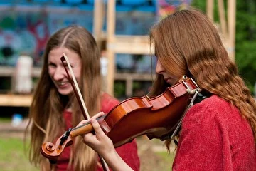 Группыа "Наваждение" на главной сцене Фестиваля стихий WAFEst на Горьковском водохранилище, 2012 год