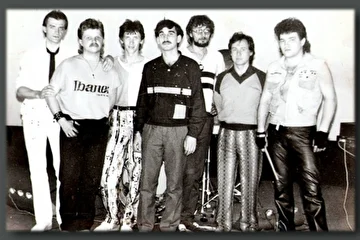 1986 год.Группа "03".Состав слева на право: Дмитрий Косырев гитара, Владимир Скрябин гитара, Николай Бурцев бас-гитара, Михаил Федосеев свет,Юрий Дьяков клавиши, Сергей Черномор("папа")артист разговорного жанра,Геннадий Босых барабаны.
