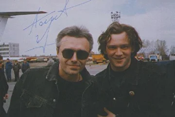 Константин Кинчев-"АлисА" и Василий(Джим)Димов-"ОКНА"
1996 год.аэропорт г.Кемерово.весна.
