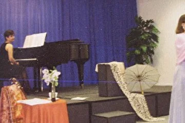 Российско-Немецкий Дом в Москве
21 февраля 2001 г.
Музыкально-поэтический вечер:
"Любовь - это странность большая!"
Стихи, песни, романсы в исполнении автора.