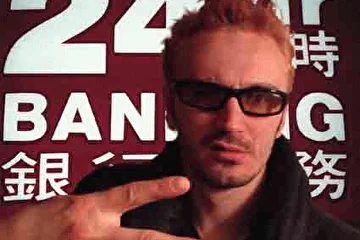 Это фото было сделано в Японии, ге группа подписывала контракт с независимым лэйблом YAKUDZA