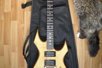 Vintage B.C.Rich Warlock One made in Japan(1984-1986).
Excellent metal axe.Cool!
SOLD.