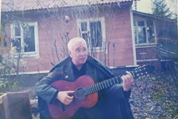 Михаил Кукулевич у дома-музея Булата Окуджавы в Переделкино, 1998.