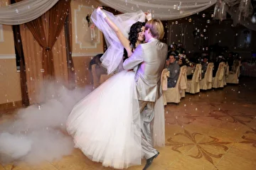 Свадебный первый танец в облаке мыльных пузырей.