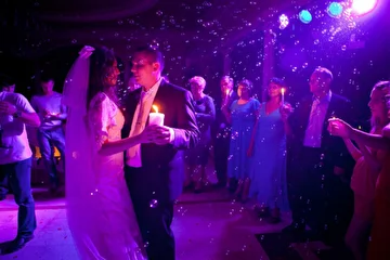 Мыльные пузыри вызовут искренний восторг у гостей на свадьбе.