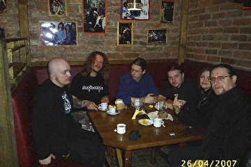С лева на права:
Игорь (гитарист Тартарии), Кирилл (бассист Тартарии), Костя ( оператор тура), Сэм ( барабанщик Тартарии), Lynda & Depression (Gothic Sky)