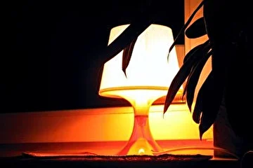 Lampe und Fenster