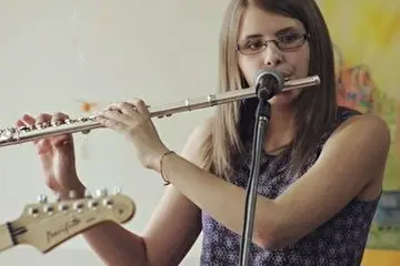 Флейтистка, клавишница, бэк вокалист