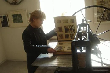 Женя осваивает печатный музыкальный станок.