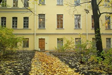 Вид на окна квартиры. Правда, я почему-то решила, что она была на втором этаже... Теперь - не уверена.