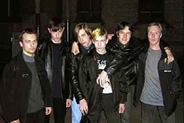 Втрой состав группы Асфальт (2003-2005 г.г.) Именно с этими музыкантами были созданы песни, вошедшие в демо-альбом группы Ещё! Снимок сделан 17 мая 2004 года на улице Ленсовета. Слева направо: Дима Горбачёв, Саша Махлин (гитаристы), Лёха Беляев (бас), Саня Филиппов (барабаны), Сергей Зобов (клавиши), ну и я! =))