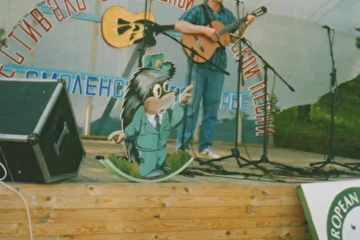 Май 2003 г. Выступлении на итоговом концерте фестиваля заповедной песни "Смоленское поозёрье". Исполнение песни "Мартовские коты" (приз зрительских симпатий).