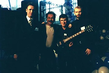 На выставке "Музыка-Москва 2002"
Олег Дмитриевич - президент компании "O.K. & Co",
Я, Темур Квителашвили - один из лудших гитаристов современности, Андрей Большаков - главный редактор журнала "Music Box"
