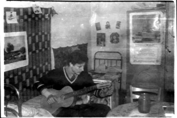 Андрей настраивает гитару.
Общежитие СГМИ, собственное койко-место.
 2-й курс. 1982 г.