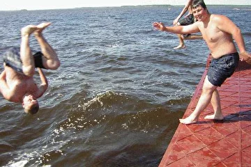 Резвимся днем в водичке,а потом всю ночь бухать и трахаться