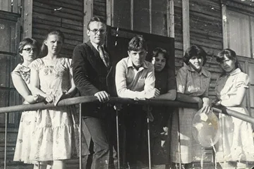 Первые выпускники  класса баян с  преподавателем Белых А.А.1984 г.