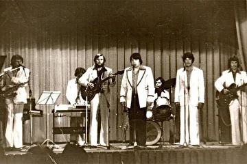 Могилёвский ВИА "Зоркапад" - Могилёв - 1978 год.
Городской конкурс Вокально - Инструментальных Ансамблей посвящённый 25 съезду КПСС. :)
Слева направо:
Владимир Дударук, Яков Крумер, Виктор Поздняков, Юрий Кухаренко (Палтрет), Евгений Никитин, Сергей Костин, Виктор Ипатович.