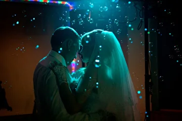 Мыльные пузыри – еще один способ сделать вашу свадьбу удивительной, запоминающейся, необычной. Мыльные пузыри очень интересно выглядят на фотографиях.
