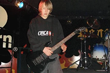 Выступление N-WooD в Релаксе 20.04.2005. Макс настраивается.