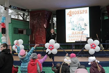 День Народного Единства: Ирина Кольба.
Праздничная программа в Лианозовском парке.
На эстраде парка - певица, автор песен Ирина Кольба.
