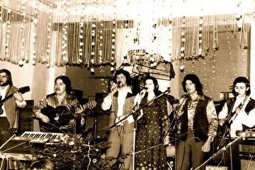 Могилёвский ВИА "Романтики" - Могилёв - 1976 год. 
Слева направо: 
Виктор Поздняков, Александр Шабалин, Марат Фарберов, 
Жанна Токарь, Сергей Костин, Виктор Чечик.