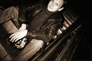 MurdeR, сидящий на эскалаторе метро Пл. Восстания...Весна 2002.